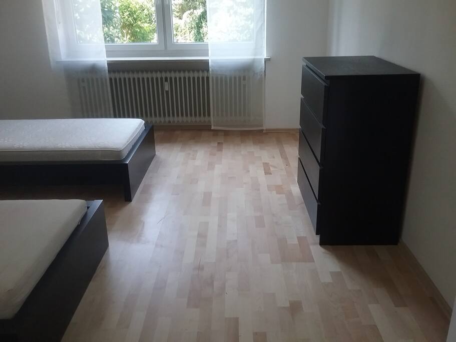 Schlafzimmer 1