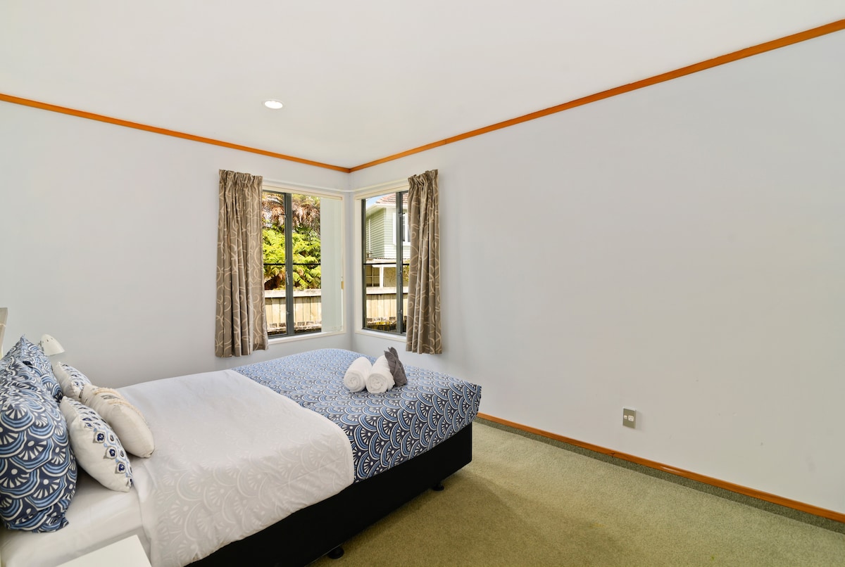 Chumba chenye kitanda kimoja cha ukubwa wa malkia (ghorofani)