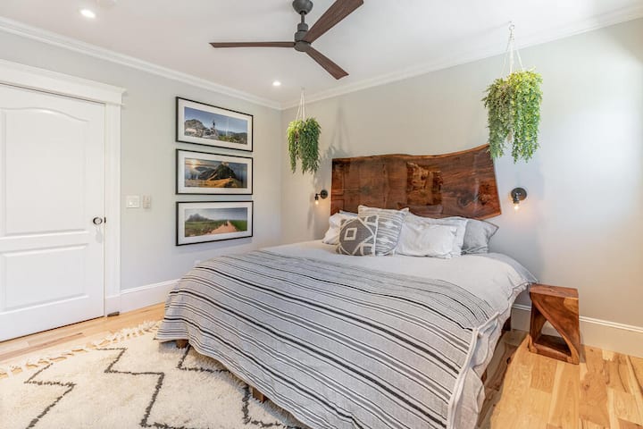 Dormitorio principal con cama tamaño king
