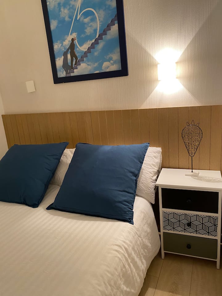 ห้องนอนเล็ก… หน้าต่างพร้อมมู่ลี่ตู้ข้างเตียงเตียงคู่ 