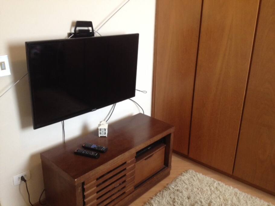 TV LED 42'' e internet disponível (Banda é limitada a 1Mb diários.