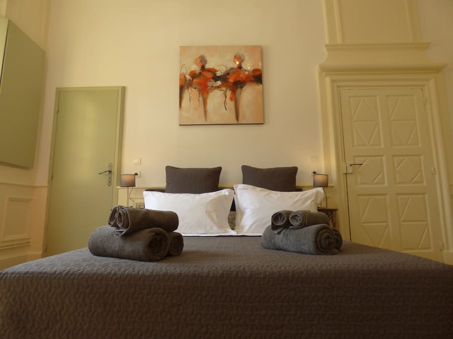 Large 160x200 bed with freshly laundered good quality bed linen