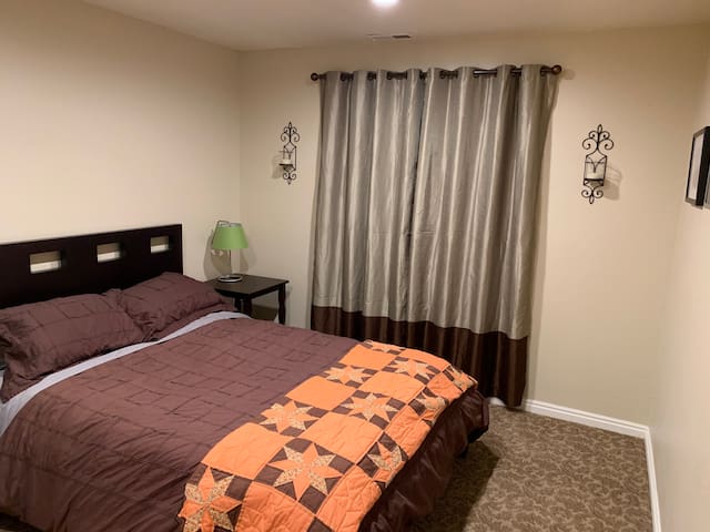 Comfy Basement Bedrom nestled in Lower Summit Park