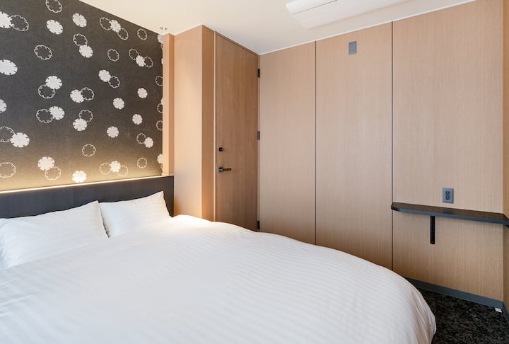 Each bedroom can be locked, so you can rest easy knowing your privacy