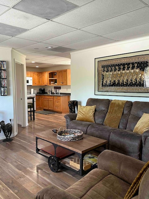 Bright & relaxing 2 bedroom close to everything!