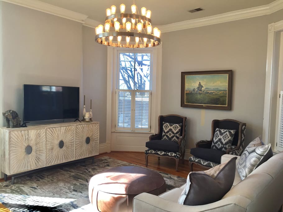 Living Room. Smart TV with Netflix, Amazon and Local Channels