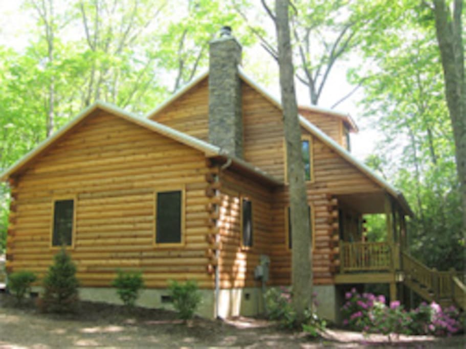 The cabin is close to area slopes, Grandfather Mountain and the Blue Ridge Parkway.