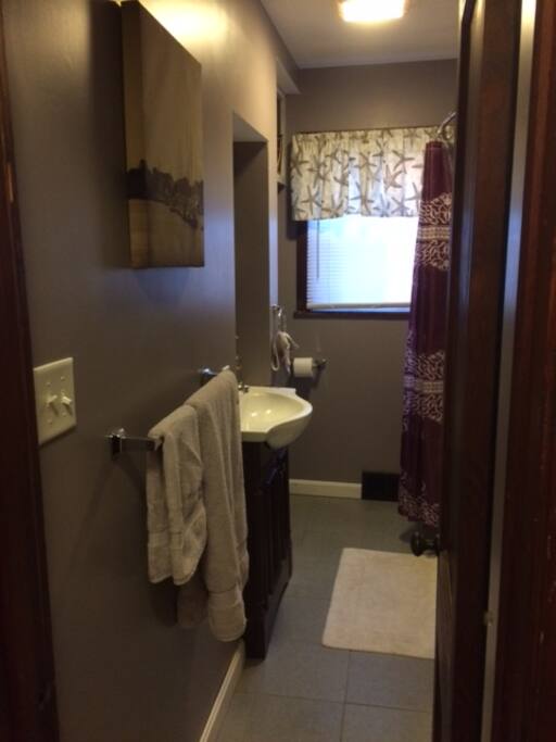 Convenient clean full bath