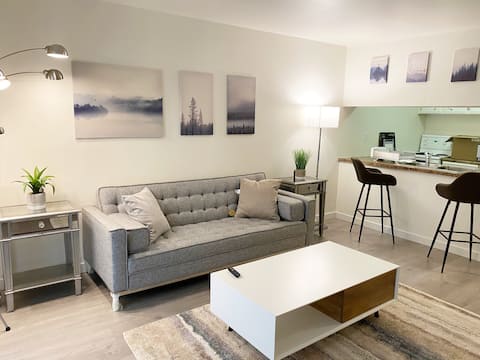 Bright Renovated Townhome Central Richmond by YVR