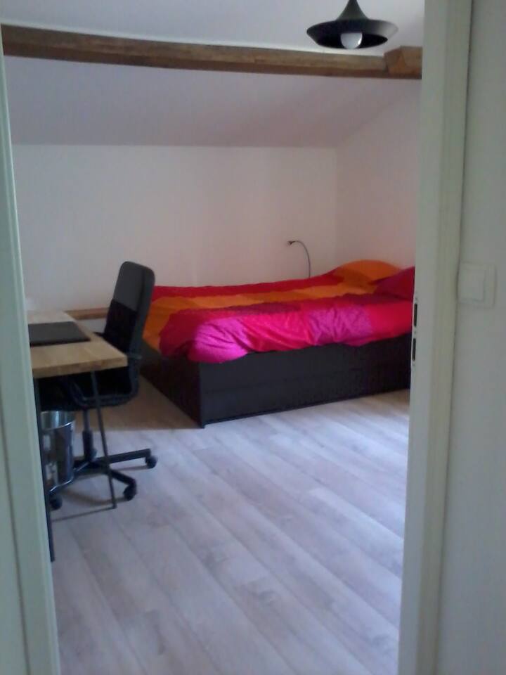 غرفة نوم في الطابق العلوي (سرير 140 × 200)