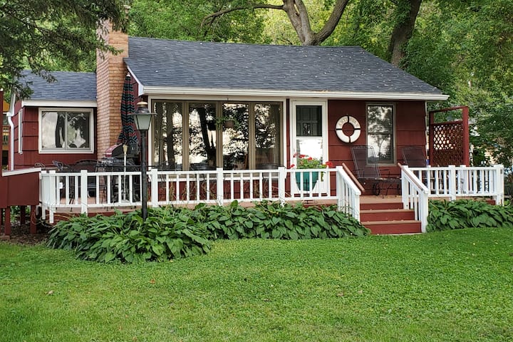 Cozy Lake Minnetonka Cottage by Minneapolis