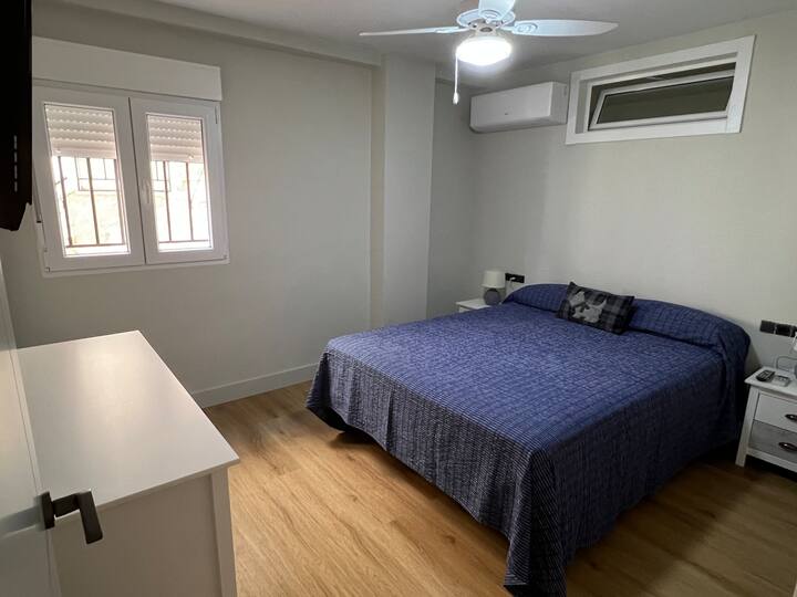 Soba s krevetom od 150 cm, TV-om od 42”, ventilatorom i klima-uređajem