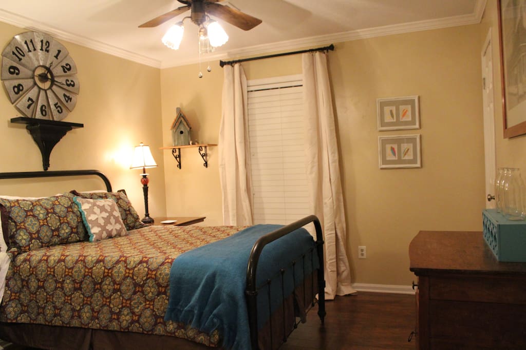 "The Golden Windmill Room" with a Jack & Jill bathroom entrance in the room