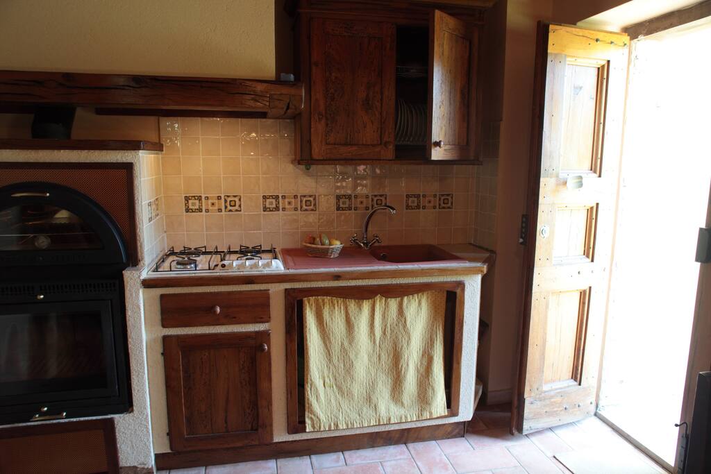 Cucina con forno a legna per cucinare e scaldare