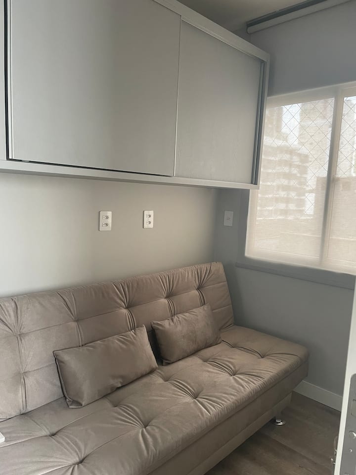 Ოთახი გასაშლელი დივნით