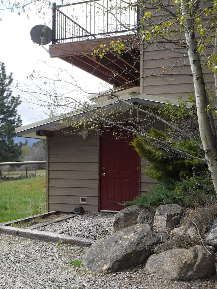 Hamilton Hideaway / Large one bedroom apartment/