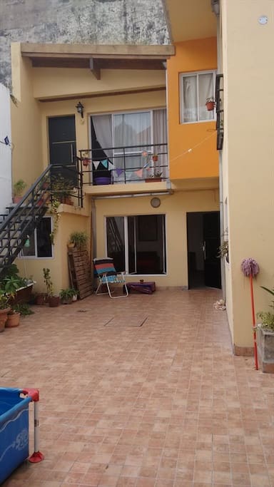 El patio de la casa en el verano, Aqui se puede ver mi casa, subiendo las escaleras negras y la casa de abajo que es la que disponemos con 3 cuartos para Airbnb.