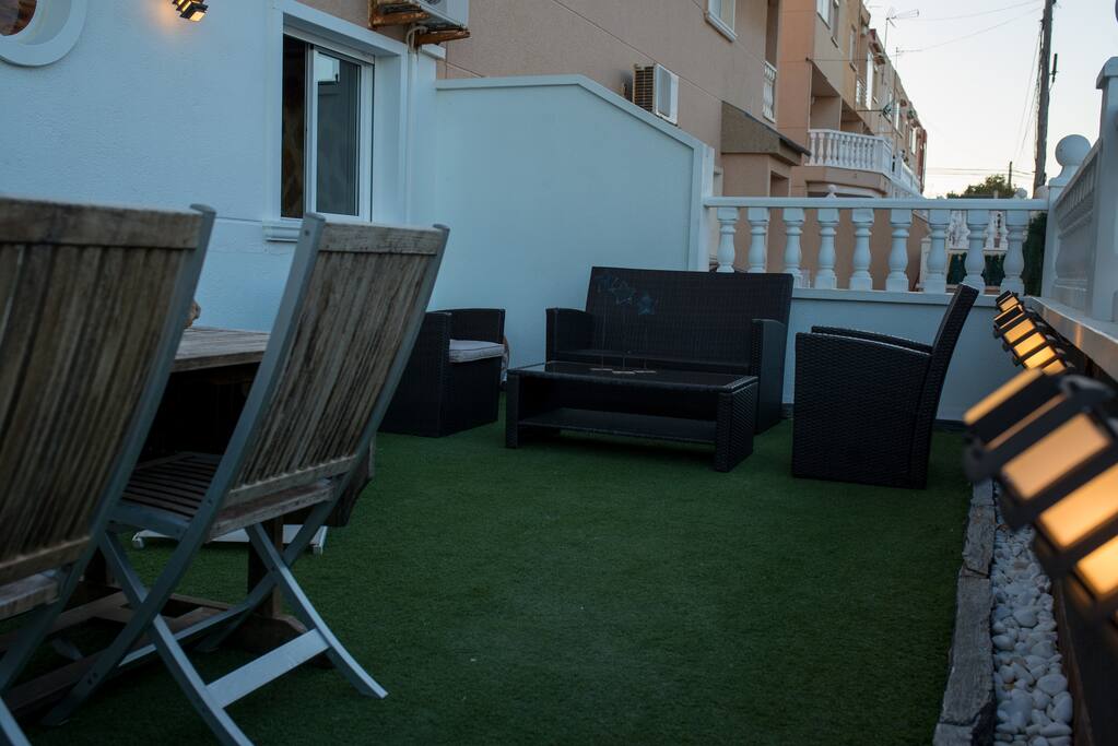 Disfrute de veladas nocturnas en la terraza exterior mientras prepara su comida en la barbacoa