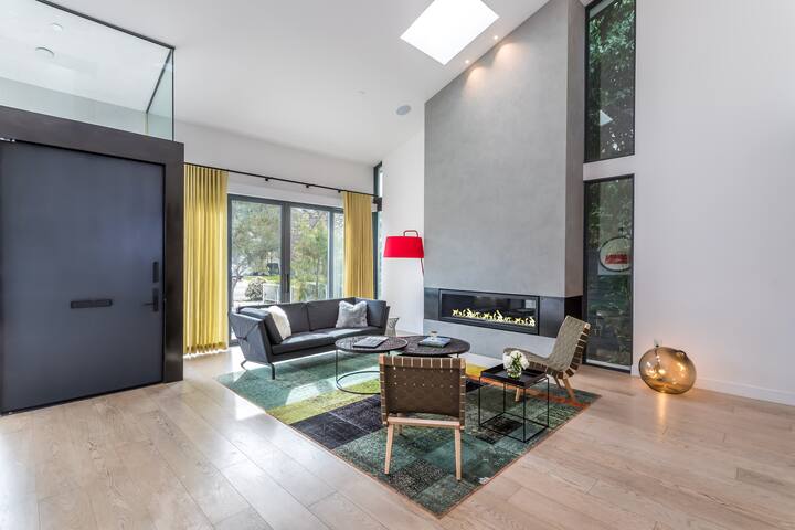 Stunning Contemporary Santa Monica Home- 4Br + 5Ba gallery image 2