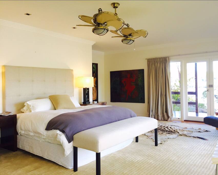 King size B&B Italia bed and unique Coco Republic ceiling fan to keep you cool. This master retreat is located in it's own wing of the house. Private verandah with stairs down to the cliff edge jacuzzi.