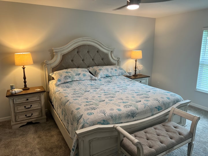 Chumba cha kulala cha Master, kilicho na godoro la kifahari na shuka nzuri za pamba. Kile tu kinachohitajika kwa ajili ya kulala usiku wa kustarehesha!
Usiku anasimama na usb bandari kwa ajili ya nyaya yako ya malipo.
Ukuta vyema 55inch gorofa screen TV.
Kiyoyozi cha dari cha udhibiti wa mbali.