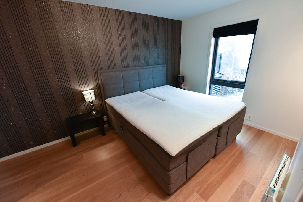 The main bed room has an exclusive Wonderland double bed with adjustable (separate) controls. The bed cost 80.000 NOK when new. This room is all for you, my honored guest(s)!