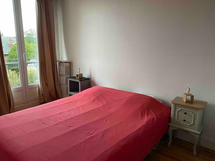 Საძინებელი 1 : 1 ორადგილიანი საწოლი 160/200 2 ადამიანისთვის 