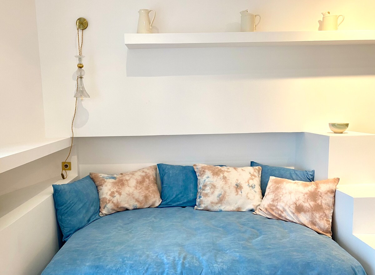 Lire, dormir, rêver sur ce lit en 140 avec, pour vue, le port de la Madrague et, au loin, Notre Dame de la Garde..