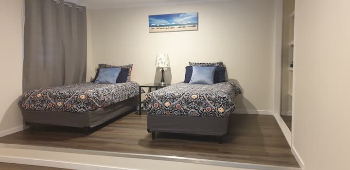 Une autre grande chambre avec deux marches jusqu'à deux lits simples. Comprend un portacot dans le placard et des couvertures de rechange si vous en avez besoin. Il est également possible d'utiliser un autre de nos matelas simples sur le sol si vous le demandez. Renseignez-vous simplement auprès de nous