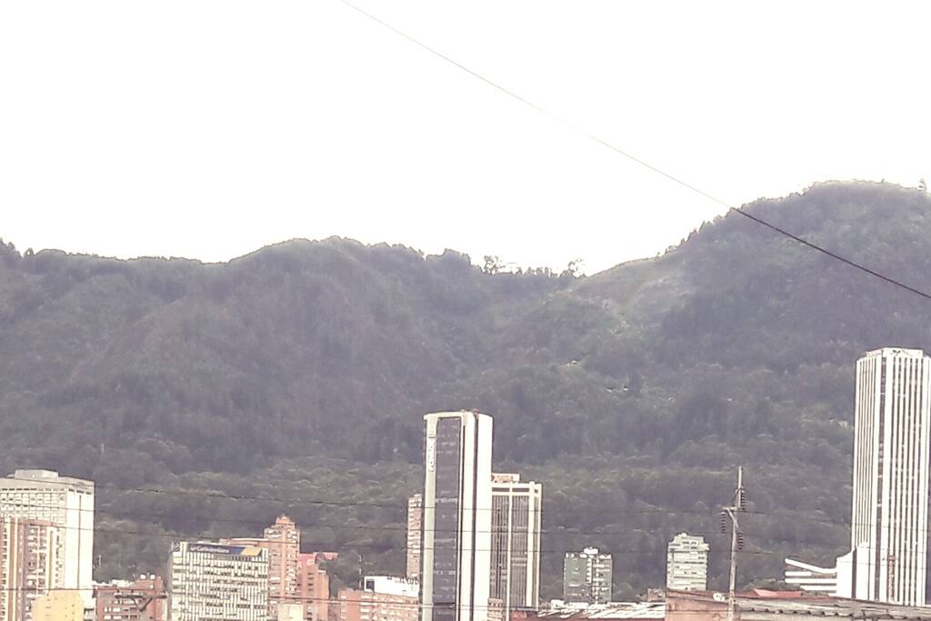Nos encontramos ubicados muy cerca del aeropuerto internacional el Dorado. Departamento duplex con una excelente vita a los cerros orientales de la ciudad .