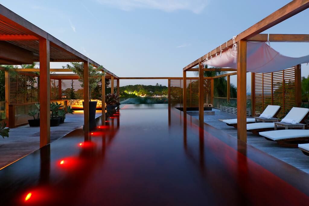 View piscina e lounge.