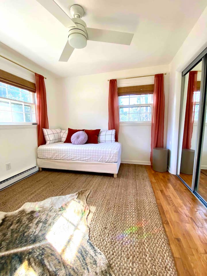 Chumba cha 3 cha kulala cha mgeni (T) kilicho na sehemu mahususi ya kufanyia kazi