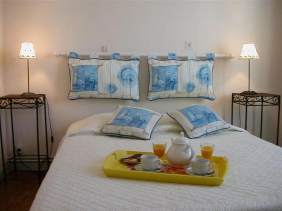 Chambre bleue et crème avec lit 160 cm et penderie-dressing