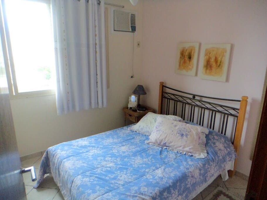 Quarto com cama de casal e armário +AC e ventilador de teto