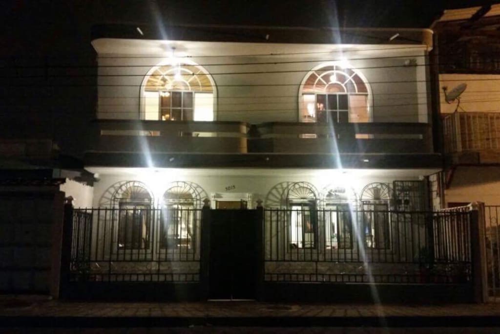 Vista nocturna de la casa