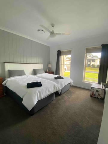 Golf course / lake views. Entire home. Suits 10 gallery image 3