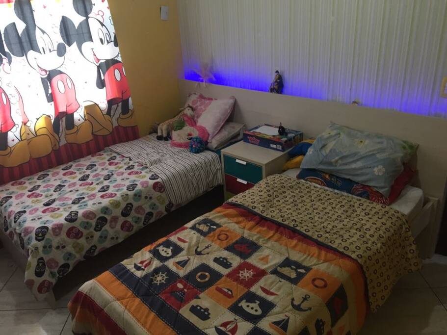Quarto Com Ar-Split e Ventilador de Teto