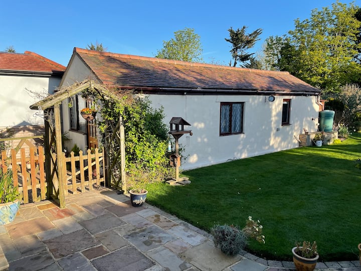 Detached Studio, full amenities, Southend Rural Guest houses for Rent