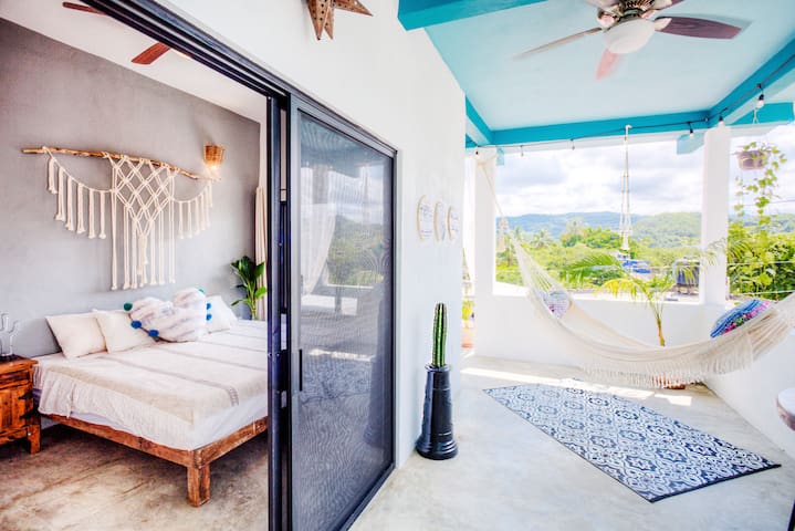 ✨PENTHOUSE Suite 2 | Kitchenette & Walk to Beach