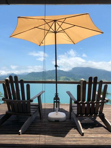 Casa c/ suíte de vidro e deck c/ vista para o mar