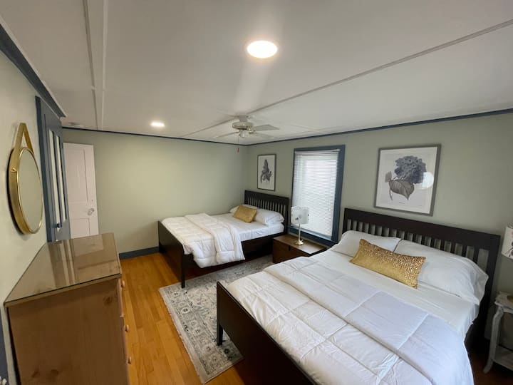 Spavaća soba na gornjoj etaži: dva bračna kreveta.