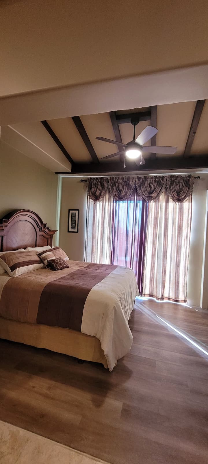 3 spálne s manželskou posteľou King, 5-palcovou skriňou a pracovným stolom. K dispozícii je ventilátor a strop je vysoký 11 palcov. Táto spálňa nemá bránu.