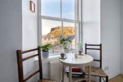 Central+flat+with+stunning+views+onto+Arthurs+Seat