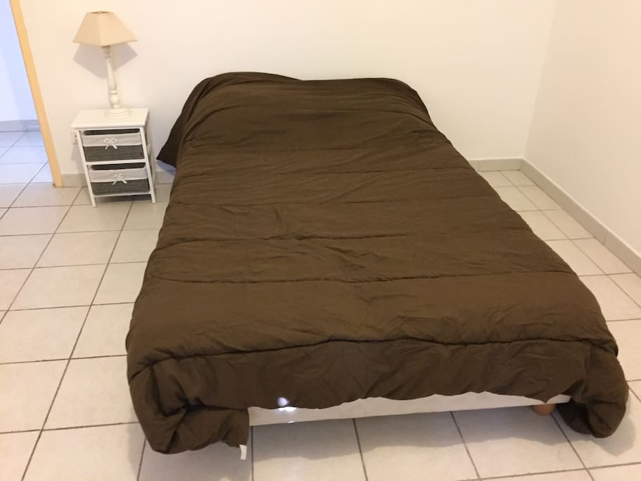 Lit 2 personnes et table de chevet
