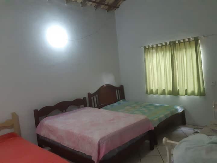 Chumba cha kulala chenye bafu (vyoo 2, sinki 2, bafu 2)