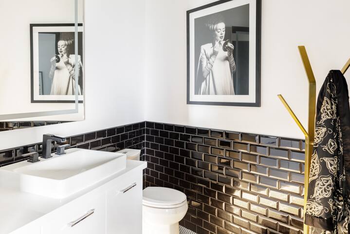 Walk to the Hollywood Bowl from a New House with a Jacuzzi gallery image 3