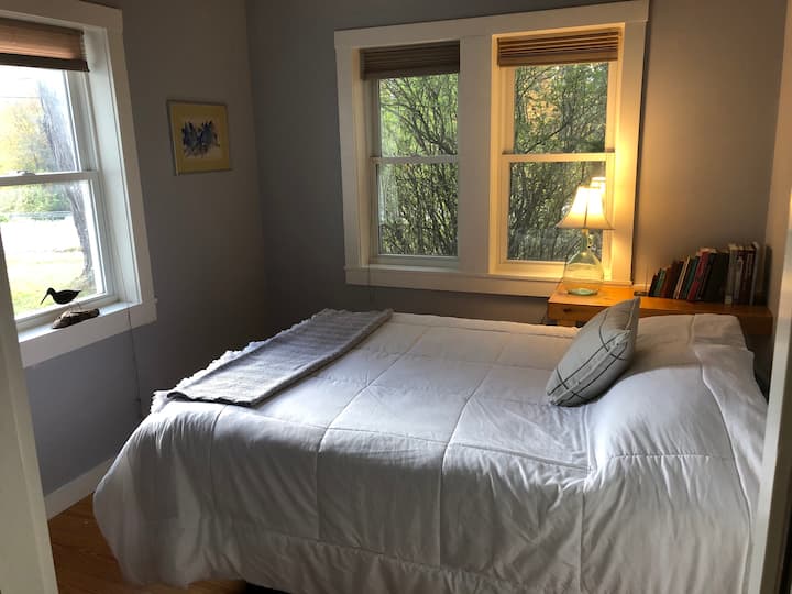 Este es un acogedor dormitorio del primer piso y también hay baño completo en el primer piso.