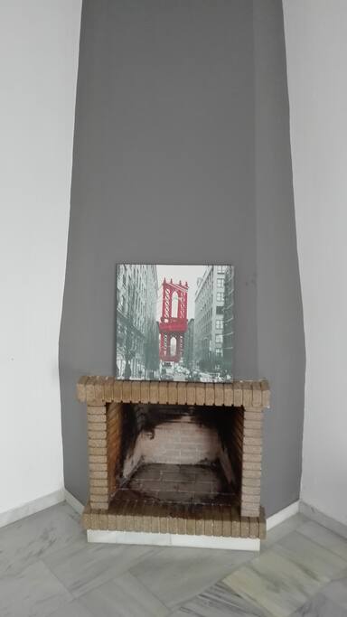 El salón cuenta con una chimenea, la cual crea un entorno muy acogedor en los días de frío-