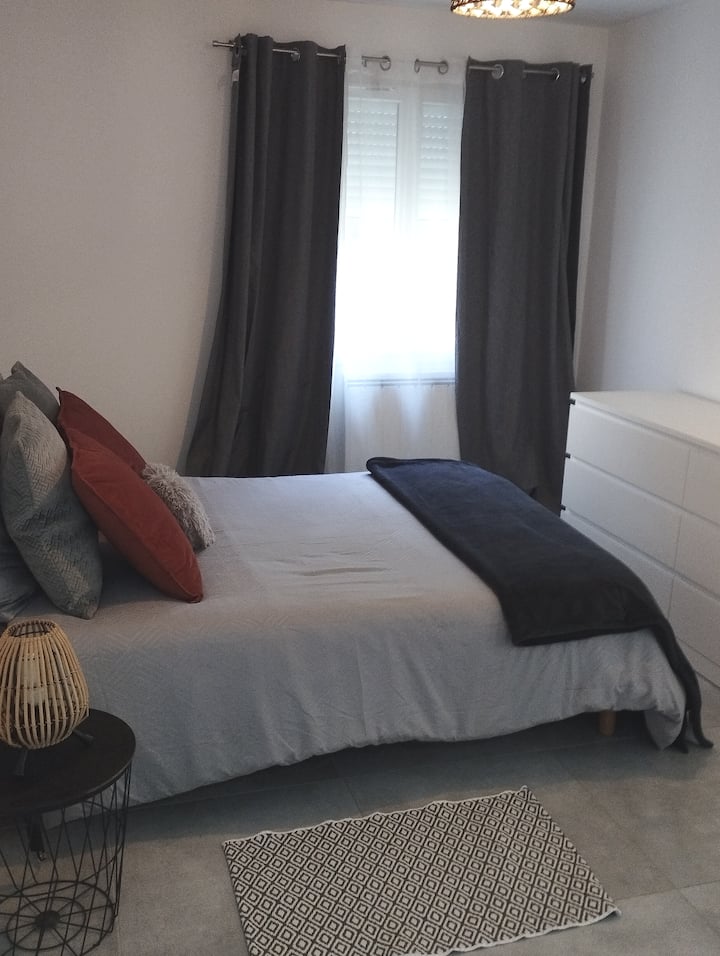 Chambre 1 parentale lit 2 places avec dressing vue sur le jardin 
Draps et couettes fournis 
