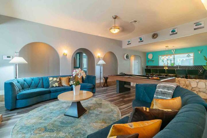 Indoor FREE Heated Pool Jacuzzi 6B/R Amazing House gallery image 4